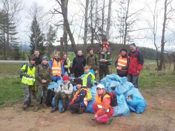 Skauti provedli ke Dni Země úklid lesa