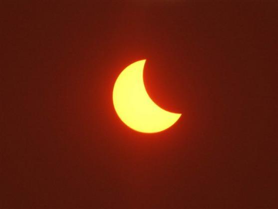 Na broumovském náměstí pozorovaly zatmění Slunce stovky lidí