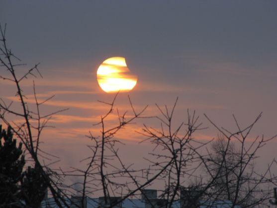 Z broumovského náměstí se v pátek bude pozorovat zatmění Slunce
