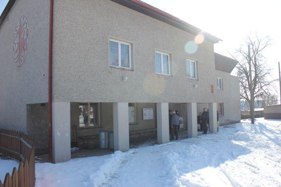 Práci na opravené tělocvičně v Bezděkově nad Metují odvedli dobrovolníci. Na slavnostní otevření přijel i hejtman Lubomír Franc 