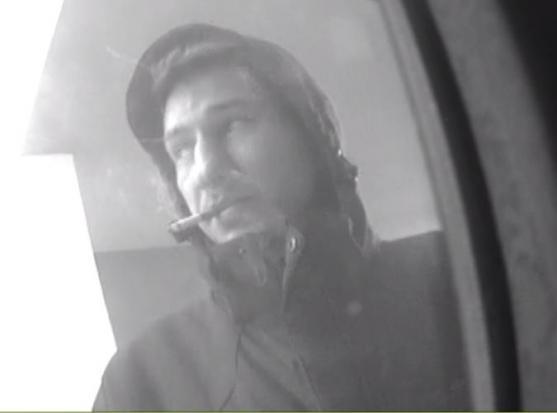 Policie žádá veřejnost o pomoc. Tento muž může stát za podvodnými e-maily