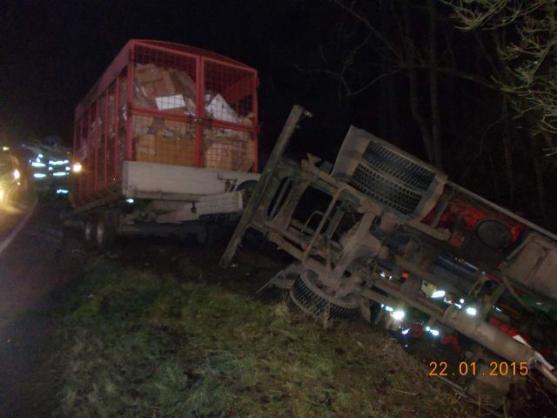 V Křinicích se převrátil náklaďák, další spadl v petrovických zatáčkách do potoka