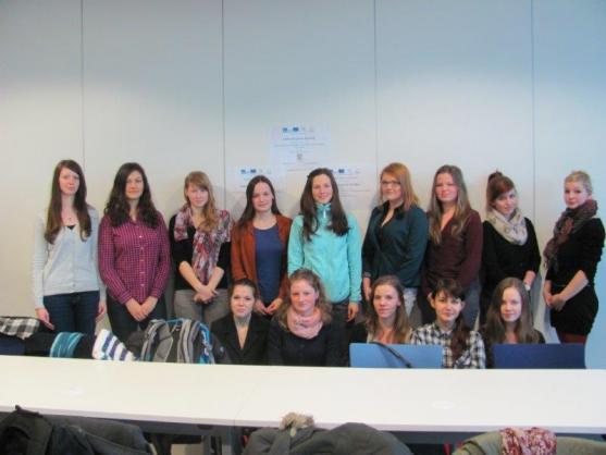 Studentky broumovského gymnázia zjistily, že učit je pořádná dřina