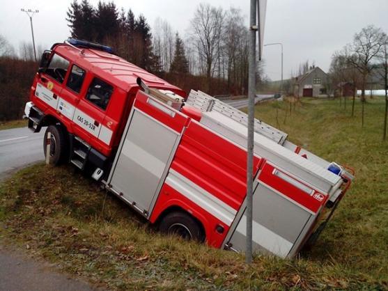 Smyk na ledové vozovce dostali i hasiči