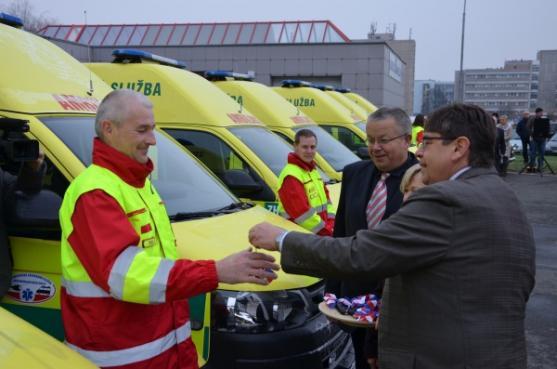 Hejtman Franc předal záchranářům nové sanitky. Jednu také do Broumova