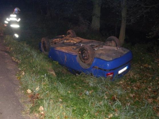 Hasiči vyprošťovali jednu osobu po nehodě osobního vozidla. V akci byl znovu i záchranářský vrtulník