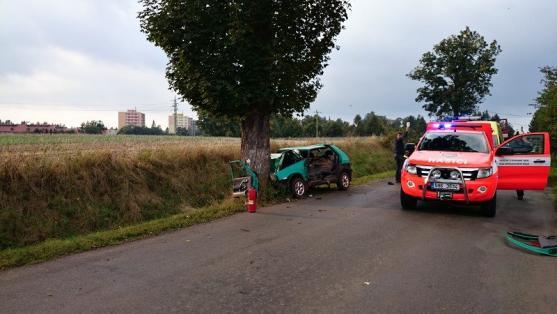 Řidička škodovky narazila do stromu. Vyprostit ji museli hasiči