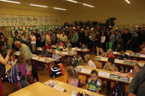 Prvňáčky na Základní škole Hradební v Broumově navštívil hejtman i krajský ředitel policie