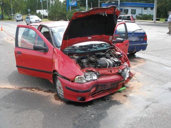 Při nehodě tří osobních vozidel byli zraněni tři lidé