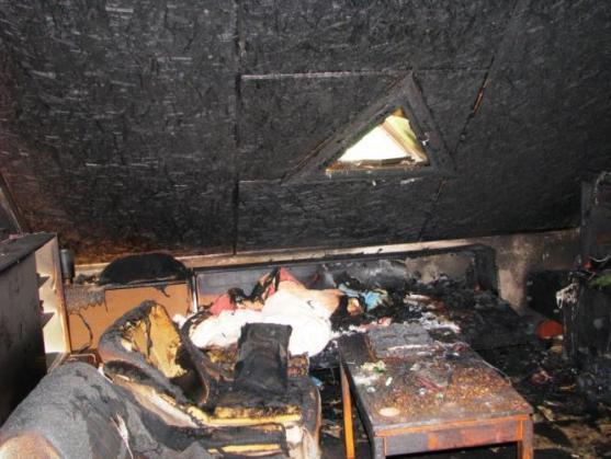 Při požáru rodinného domu se dva lidé nadýchali kouře