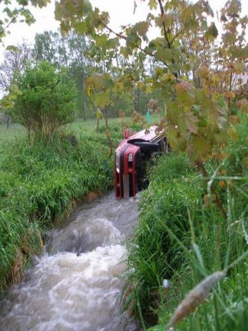 Řidič skončil s osobním autem v potoce