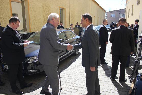 Miloš Zeman v Broumově vyzdvihl význam Veby. Prezident textilce slíbil státní zakázku