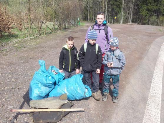 Skauti nasbírali podél silnice směrem na Pasa 23 pytlů odpadků