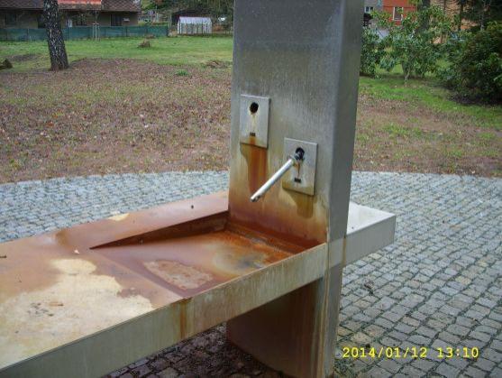 Vandalismus v Hronově byl objasněn. Prameník v parku poničili místní mladíci