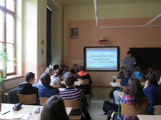 Žáci Základní školy Hradební a Gymnázia Broumov besedovali o historii antisemitismu