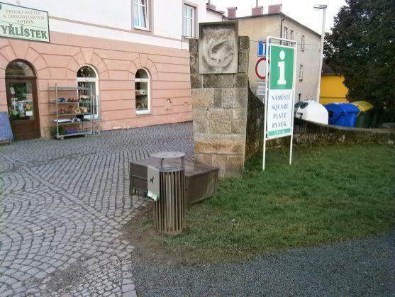 Dopravnímu řešení v prostoru u Horní brány padla za oběť ozdobná zídka ze 70. let