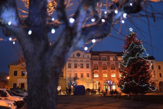 Čtyřsethlavý průvod doprovodil Tři krále k Ježíškovi na broumovské náměstí
