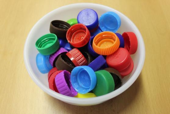 Plastová víčka pomáhají. Nové sběrné místo bylo zřízeno v klášterní kavárně