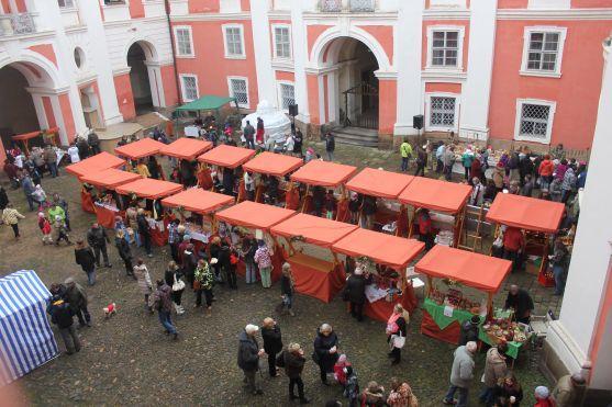 Adventní trh na klášterním nádvoří se stal místem předvánočního setkávání 