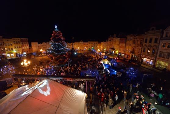 První adventní neděli strávili Broumováci u stromečku na náměstí
