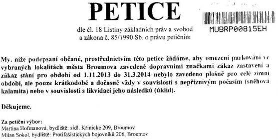 Občané Broumova odevzdali Petici proti rozhodnutí města o zákazu stání na Malém náměstí