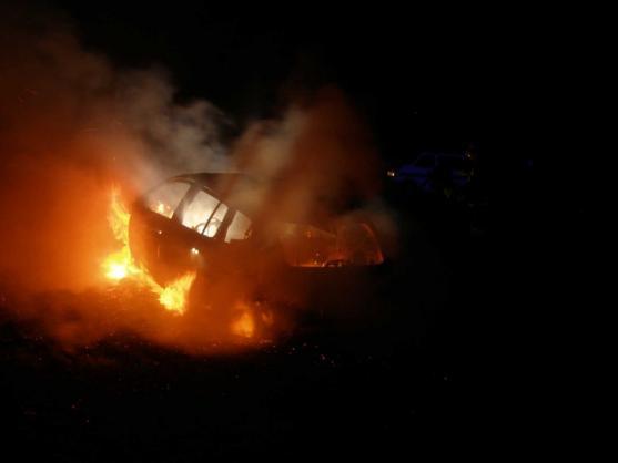 Na lesním parkovišti hořel osobní automobil