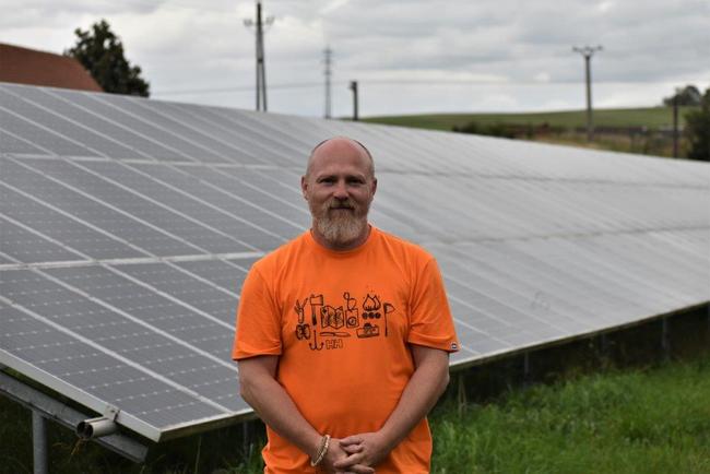 S Jaroslavem Šefcem, broumovským rodákem, podnikatelem a inovátorem, o jeho fotovoltaickém dobrodružství 