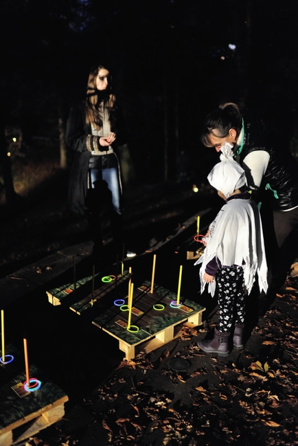 Strašidelnou Alejku letos znovu naplnila strašidla, děti a jejich smích