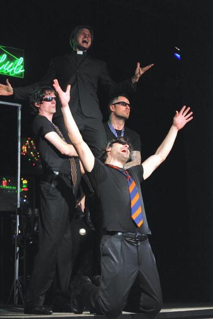 Krasavci Vyhazovači vyprodali broumovské divadlo čtrnáct dní před akcí