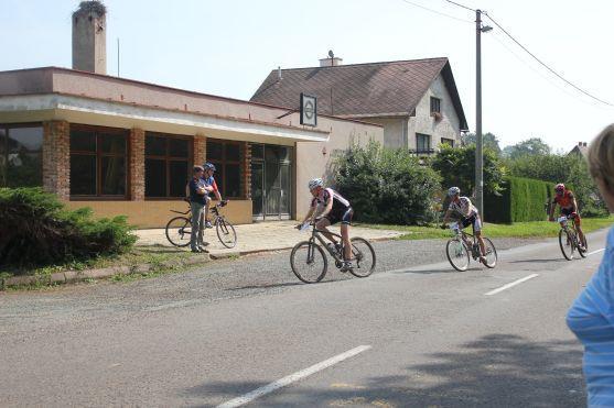 Na start cyklistického závodu Okolo Broumova se postavilo 194 závodníků