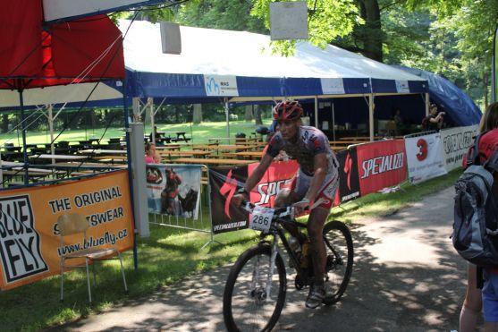 MTB TRILOGY: Po prologu a 1. etapě vede Hruška, druhý Vokrouhlík jel závěr etapy bez sedla