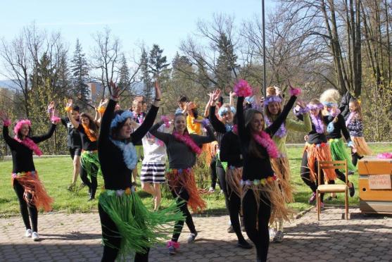 Vzpomínky jim nikdo nevezme. Studenti gymnázia se rozloučili se školou a spolužáky