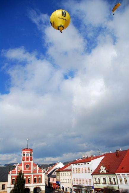 Odlet balónu z Police nad Metují odstartoval projekt 100 startů z českých měst