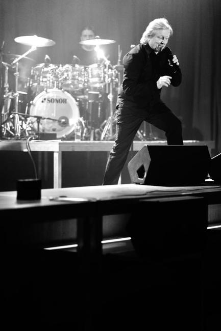 Václav Neckář se skupinou Bacily naplnil broumovskou Střelnici 