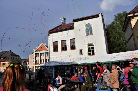 Police nad Metují žila oslavami. Muzeum papírových modelů mělo páté narozeniny