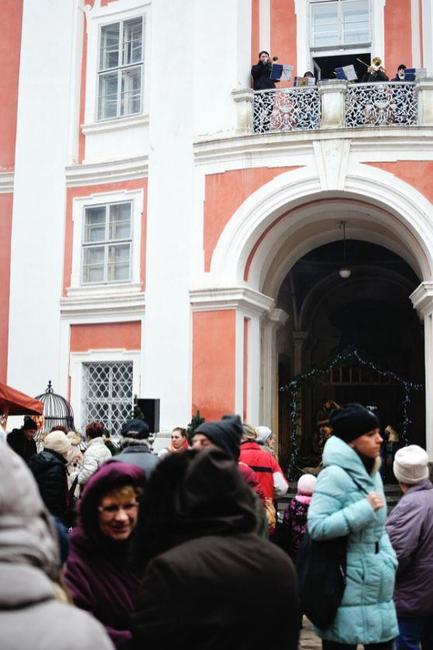 Na Adventním trhu v broumovském klášteře bylo kolem 30 stánků a spousta návštěvníků
