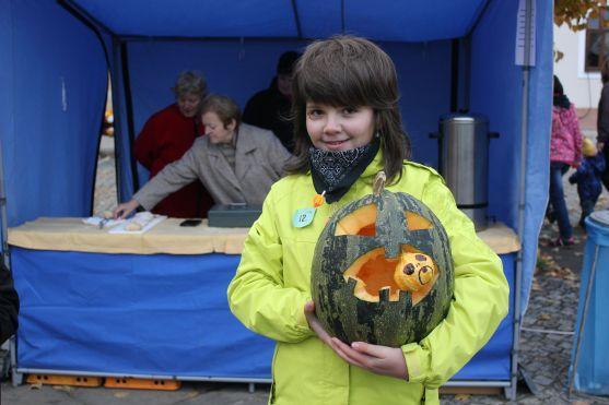 Na broumovském náměstí se dlabaly dýně už po osmé
