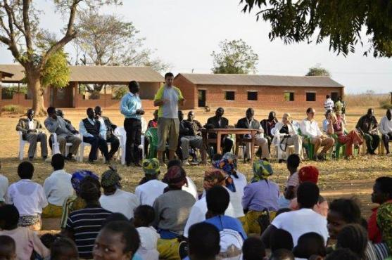 S lékařem Rastislavem Maďarem o humanitní misi do Malawi nad fotografiemi Jiřiny Mužíkové 