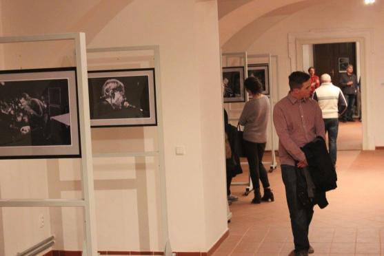 Lapidárium broumovského kláštera zaplnily fotografie Filipa Topola 