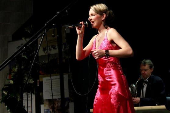 Ples podnikatelů a živnostníků premiérově roztančil klášterní Dřevník 