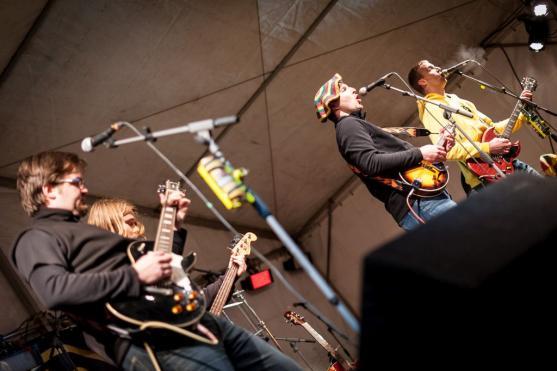 Počasí 1. adventní neděli nepřálo. Vánoční strom se ale rozsvítil 