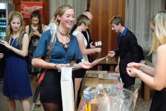 Na Plese města Broumova se kromě tance i žonglovalo. K vidění byla i UV show 