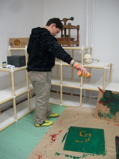 Ohlédnutí za Ateliérem Martiny Váňové věnovaném akční malbě 