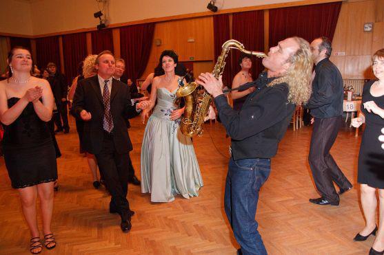 Na Plese podnikatelů v Broumově vystoupila světová špička v tanečních formacích Taneční škola Krok z Hradce Králové 