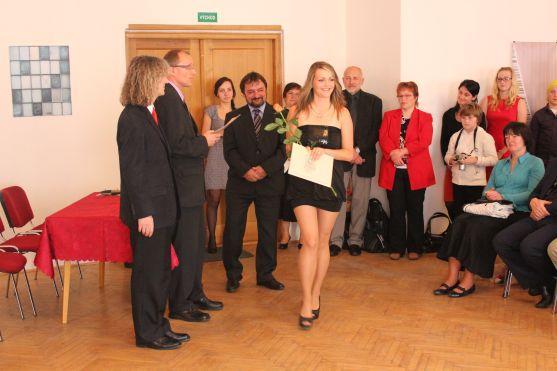 Studenti broumovského gymnázia včera převzali maturitní vysvědčení 