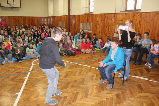 Okolí gymnázia v Broumově vonělo octem a levnými parfémy 