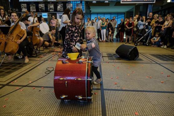 Při koncertním benefičním turné po nádražích muzikanti z Police Symphony Orchestra vybrali pro Plešouny přes sto tisíc korun 