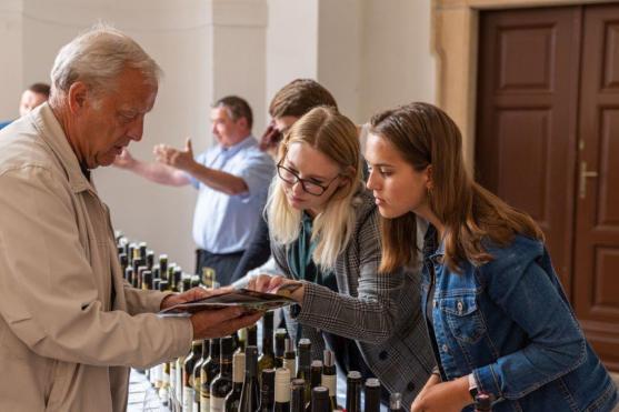 Dobročinnost a skvělé víno – všeho bylo v broumovském klášteře dosti…