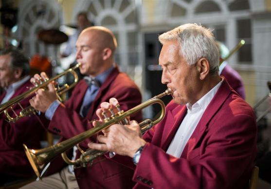Soutěž českých a polských týmů zahájila sobotní program Broumovské pouti. Vyhrál domácí tým