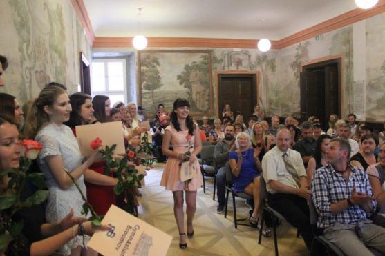 Absolventi Gymnázia Broumov převzali maturitní vysvědčení